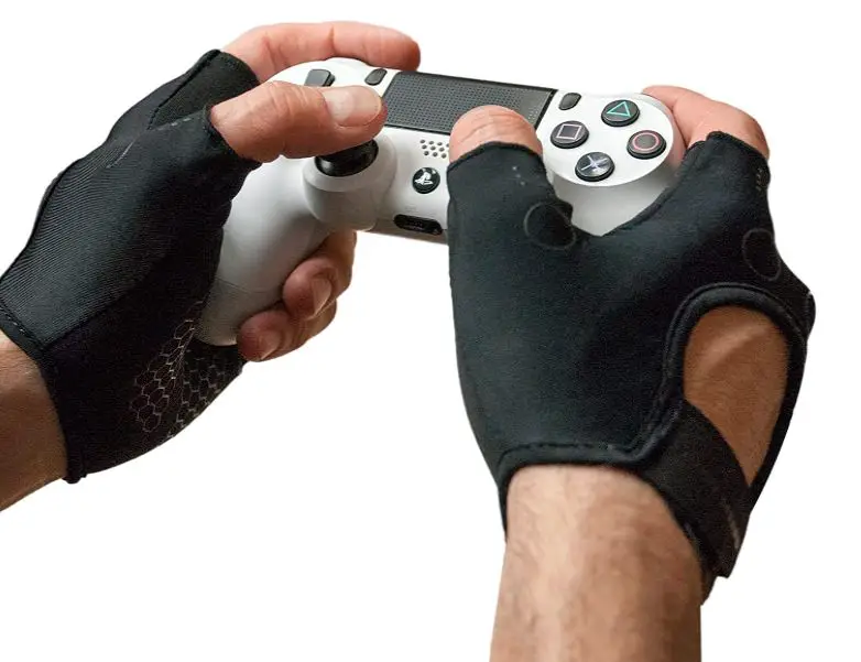 Foamy lizard gloves for gamers